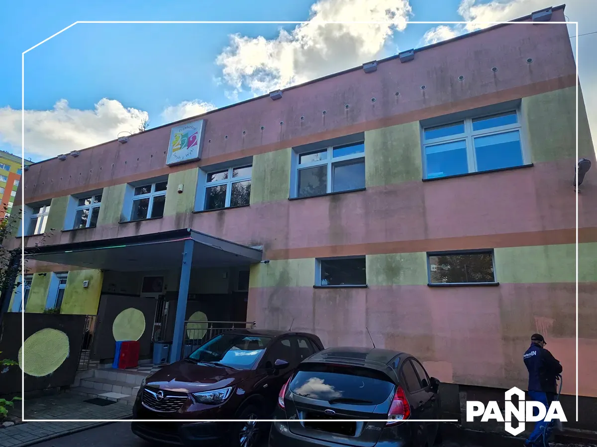 Brudny tynk na budynku Pruszków przed