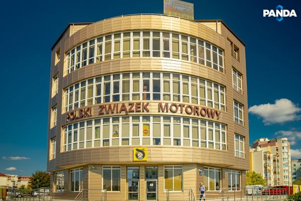 Czyszczenie fasady z blachy aluminiowej budynek PZM