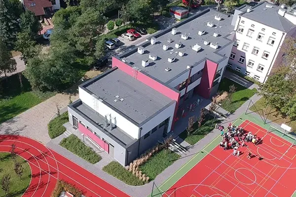 Mycie ścian z paneli HPL i tynku placówka oświatowa Wawer