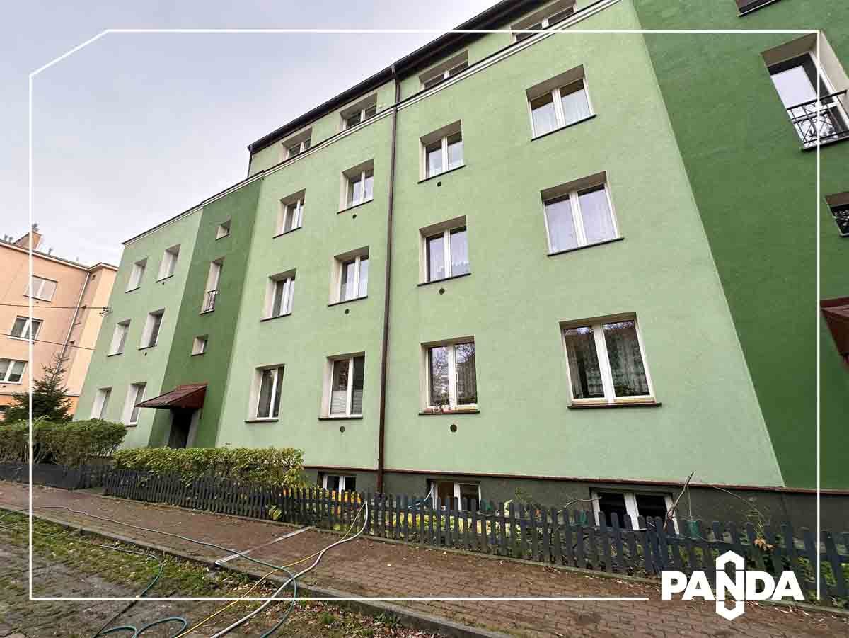 Czysta ściana bloku po renowacji fasady Czysta Panda Odnowiona fasada budynku wielorodzinnego po ciśnieniowym spłukaniu gorącą wodą
