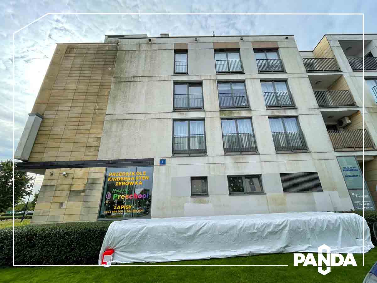Elewacja osiedla przed odgrzybianiem Wilanów Czysta Panda Zabrudzona elewacja z tynku silikonowego z zielonym nalotem glonów przed myciem – Warszawa Wilanów