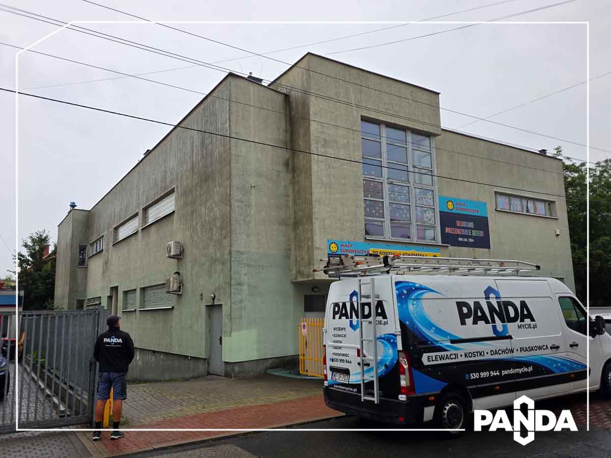 Elewacja przedszkola przed myciem – Warszawa Jelonki Zabrudzona elewacja przedszkola na Jelonkach w Warszawie przed profesjonalnym myciem